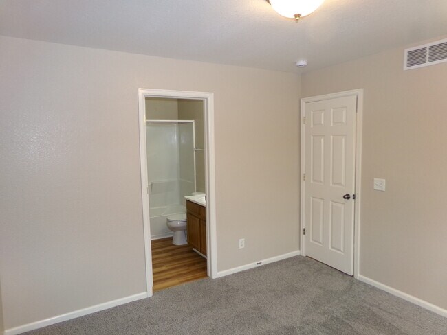 Building Photo - 844 Apex Dr