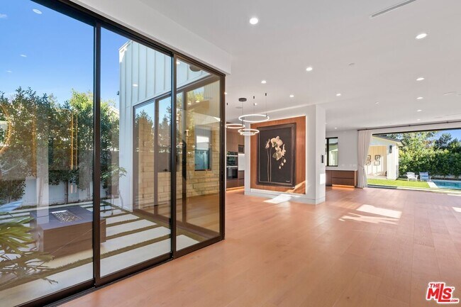 Building Photo - 4708 Noble Ave