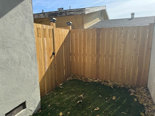 Building Photo - 2 Bed/ 1 Bath