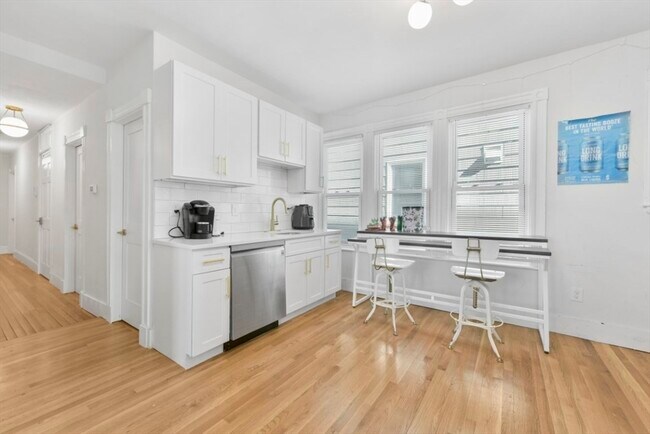 Primary Photo - 893 E 4th St
