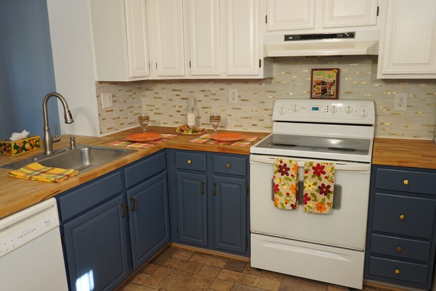 Building Photo - 25 Stillwood Cir