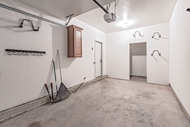 Building Photo - Middletown - 3 bedroom, 2.5 bath townhome