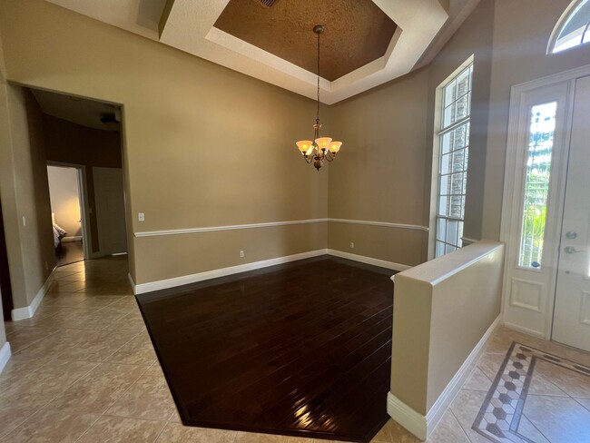 Building Photo - Beautiful 5 Bed 4 Bath Pool Home in the gu...