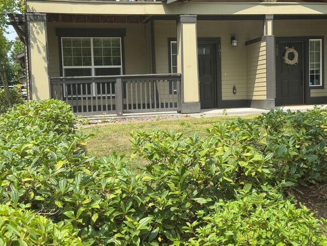 Building Photo - Beautiful 1br Condo in Sherwood. End unit ...