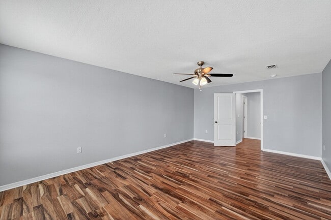 Building Photo - Stunning 5 bed/ 2 bath