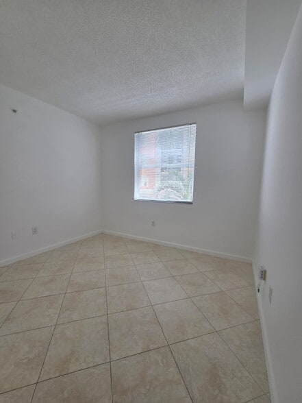 Building Photo - 17100 N Bay Rd