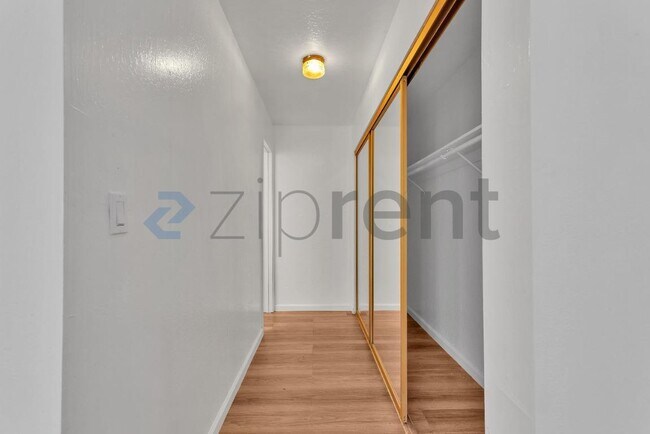 Building Photo - Unit C