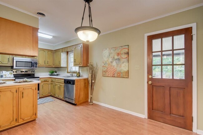 Building Photo - 3649 Lynnwood Dr