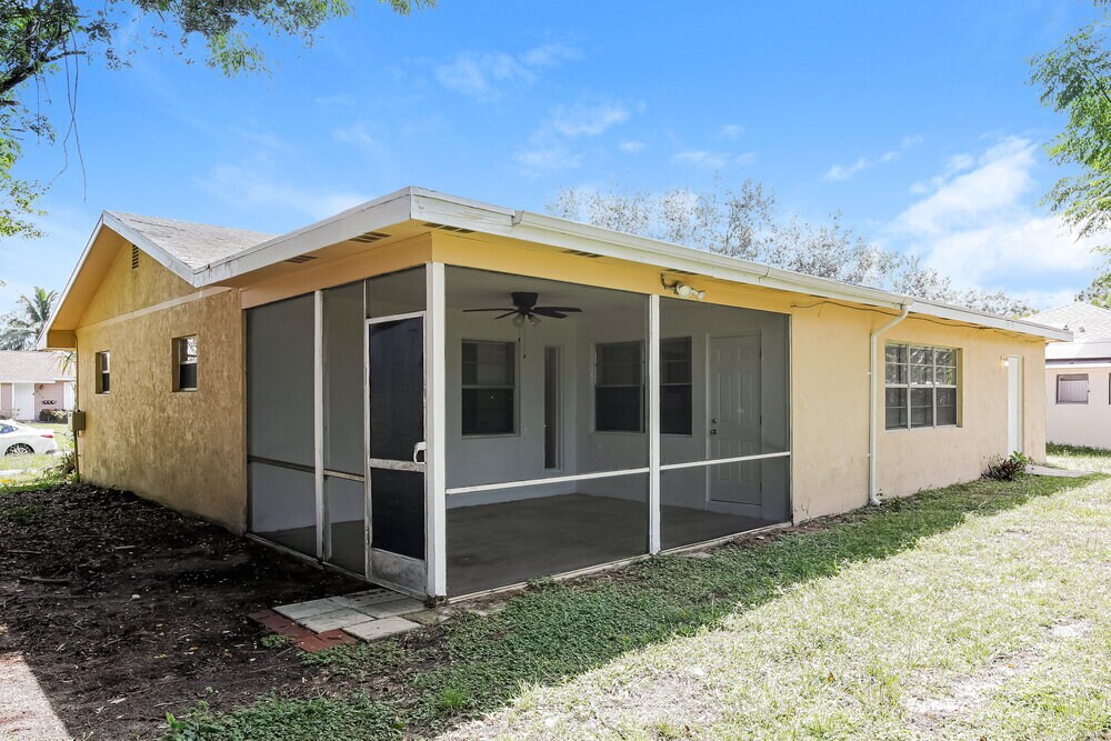 Building Photo - 613 SE Starfish Ave