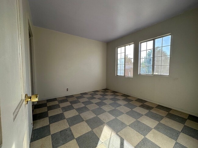 Building Photo - 14011 Daventry St