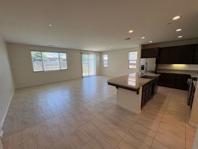 Building Photo - Comfortable NW Visalia Home Rent Ready!