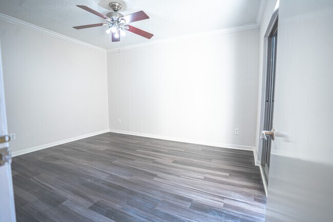 Building Photo - 928 Memorial Village Dr