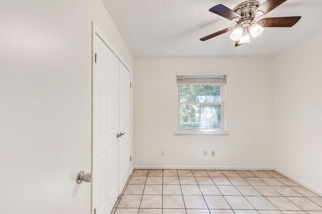 Building Photo - 2404 Andover Dr