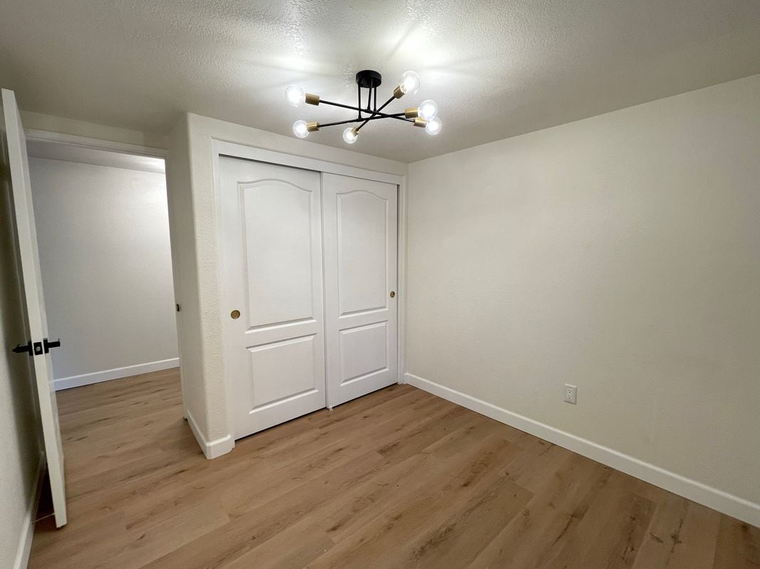 Building Photo - 3141 Hillview Dr N