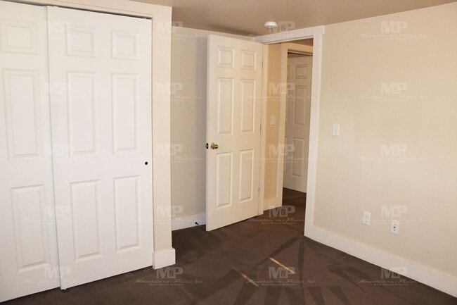 Building Photo - Two Bedroom Duplex with Parking!