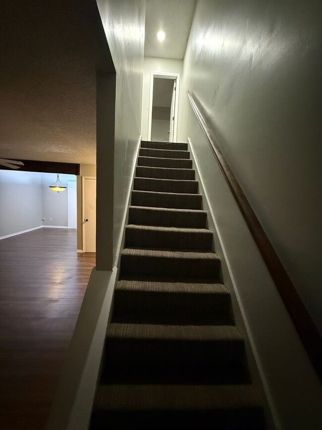 Building Photo - Great 3 bedroom townhouse available