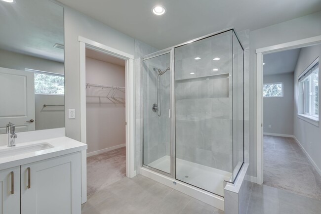 Building Photo - 5 Bed PLUS Bonus Space with hot tub in Mar...