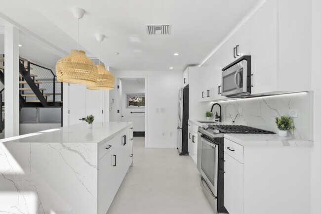 Building Photo - 4111 W Sunset Blvd