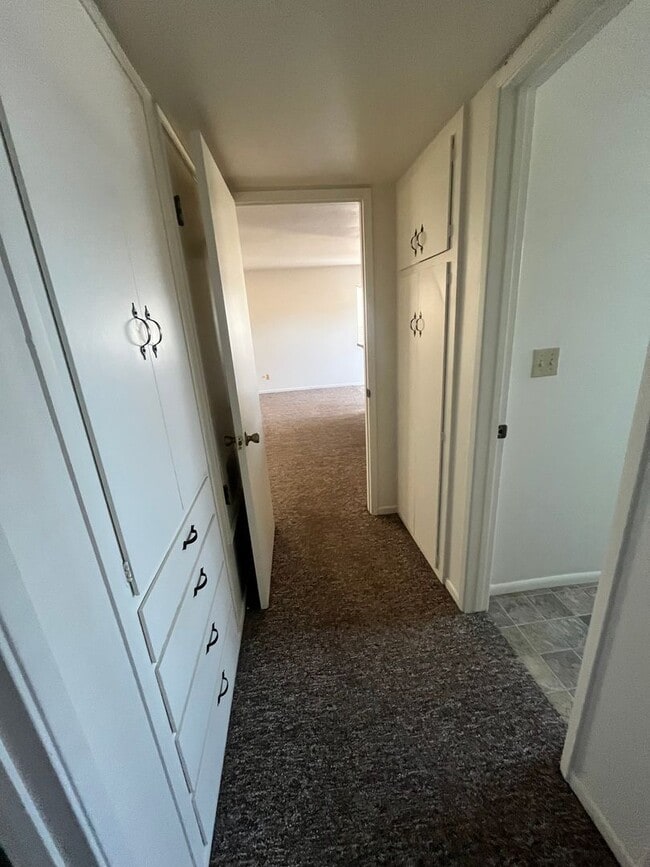 Building Photo - Downstairs apartment in Fourplex