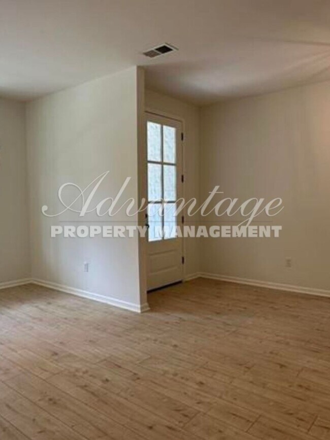 Building Photo - Gorgeous Updated Home For Rent in U of M a...