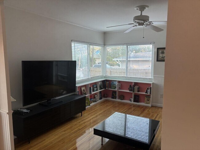 Building Photo - 1407 Sunset Dr