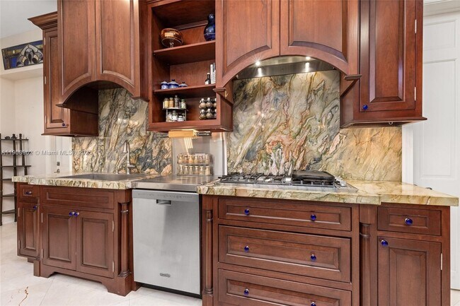 Building Photo - 70 Bay Colony Ln