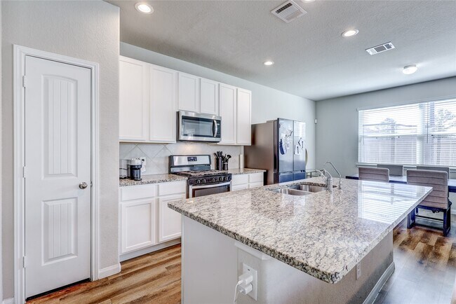 Building Photo - 22103 Regal Heights Dr