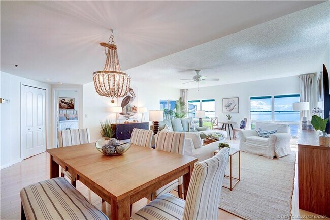 Building Photo - 184 NE Edgewater Dr