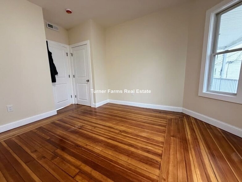 Building Photo - 5 Lowell Cir