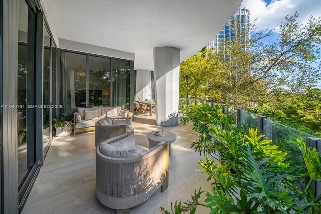 Building Photo - 2831 S Bayshore Dr