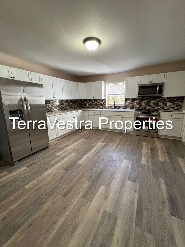 Building Photo - Large 5 Bed in Mantua with bonus room! Eli...