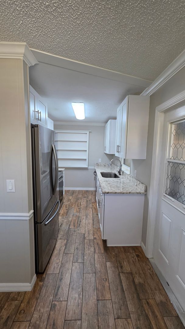 Building Photo - 2 bed 1 bath just remodeled