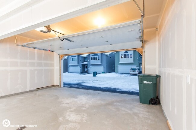 Building Photo - 3 Bedroom East Anchorage Townhouse!