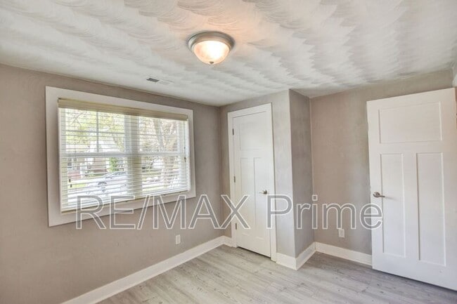 Building Photo - 7304 Major Ave