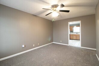 Building Photo - 924 Van Buren Ave