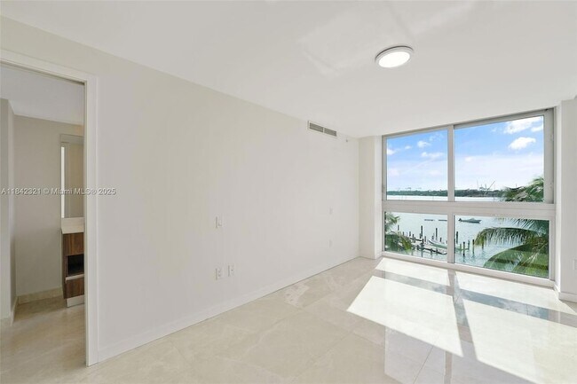 Building Photo - 1500 Bay Rd