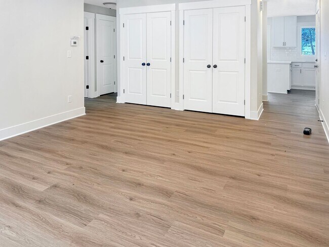 Building Photo - 858 Houseman Ave NE