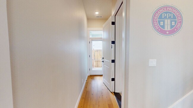 Building Photo - REED'S CROSSING!  Luxury Home, Stylish Amenities, Central Air-Conditioning, Close To Nike & Intel