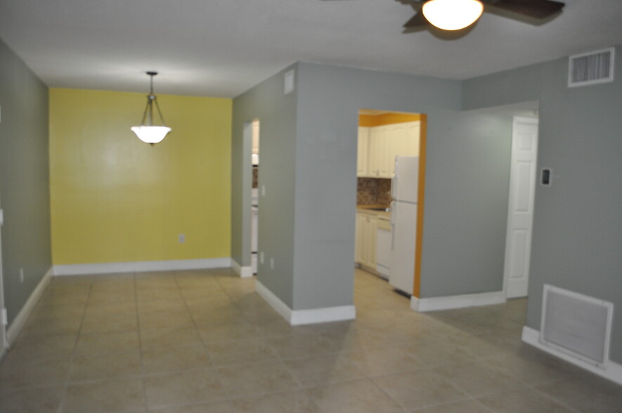 Building Photo - 10413 N Kendall Dr