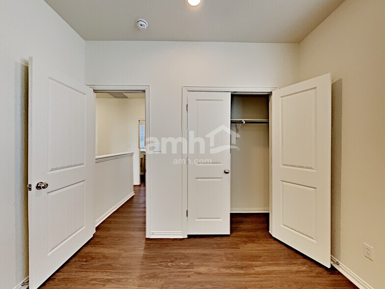 Building Photo - 2706 Lillybrook Ln