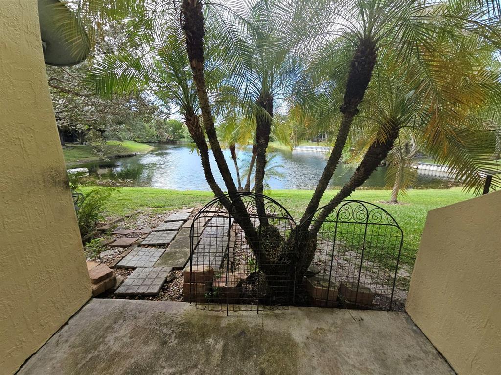 Building Photo - 6185 Laurel Ln