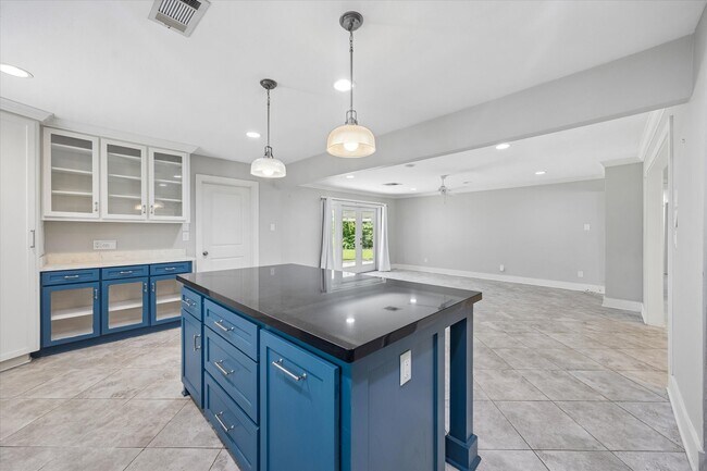 Building Photo - 10303 Greenwillow Dr