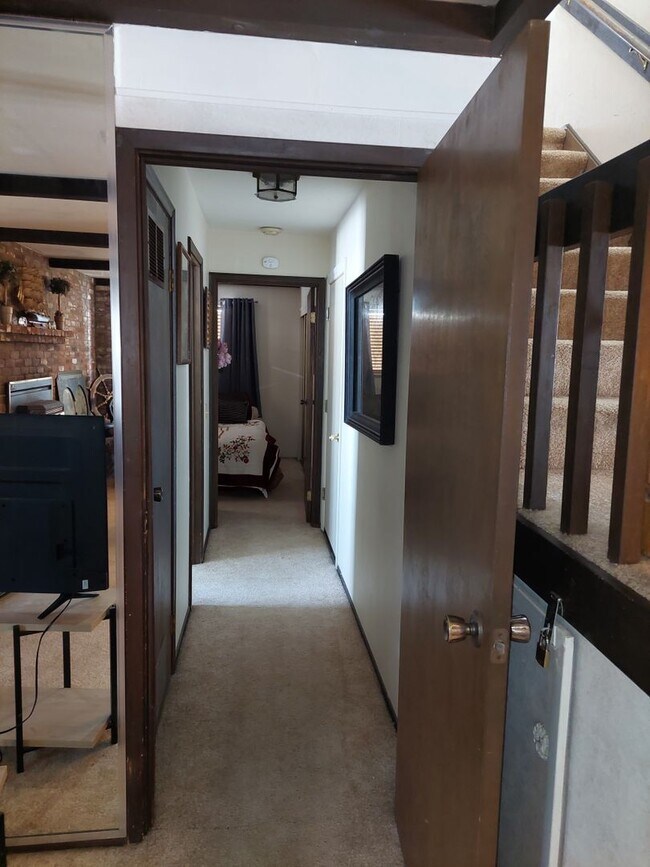 Building Photo - Large furnished 4 bedroom home with 2 car ...