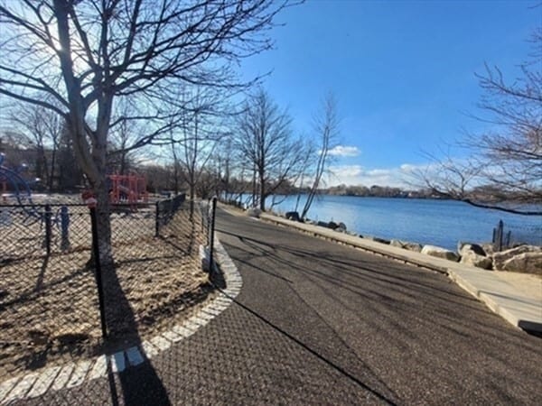 Building Photo - 12 Pond Ln