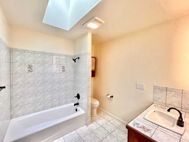 Building Photo - Gorgeous Private Home with Views!
