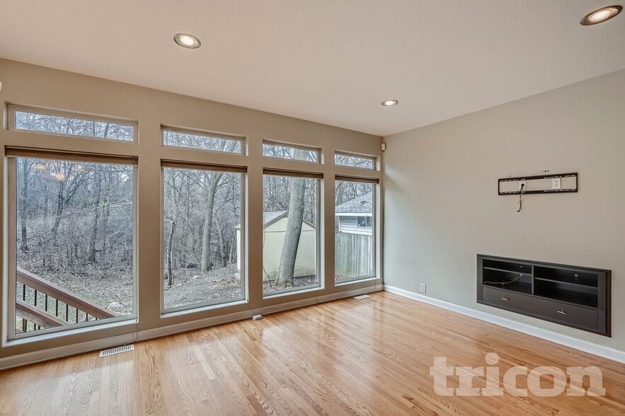 Building Photo - 2296 Highwood Ave E