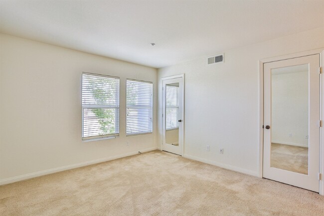 Building Photo - 3542 Shoreline Bluff Ln