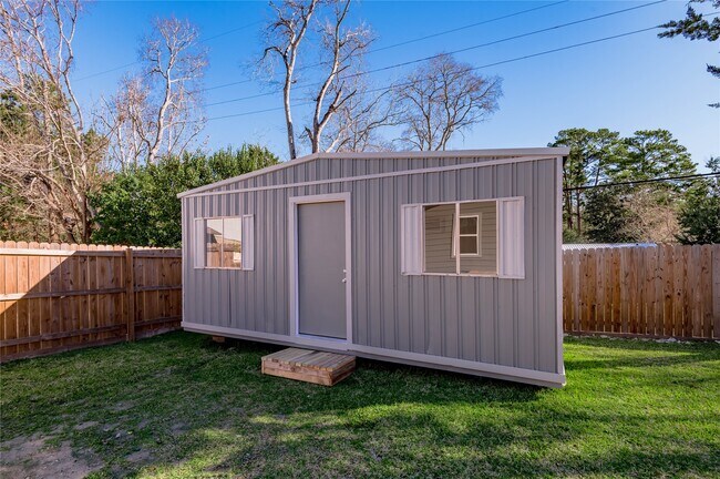 Building Photo - 1805 Ave Q