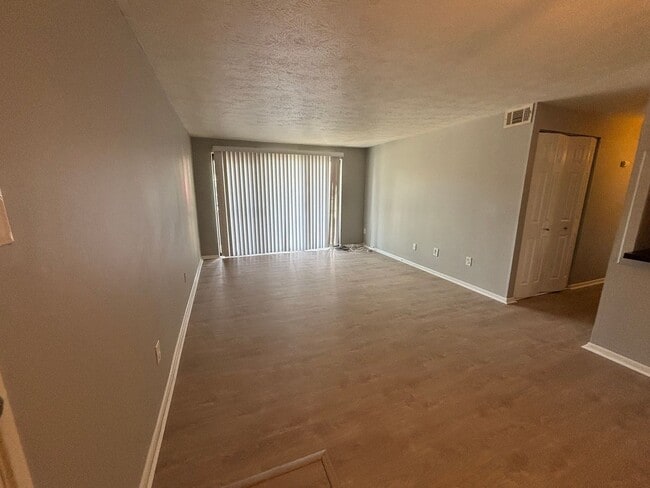 Building Photo - 2 Bedroom Condo in Hunting Ridge