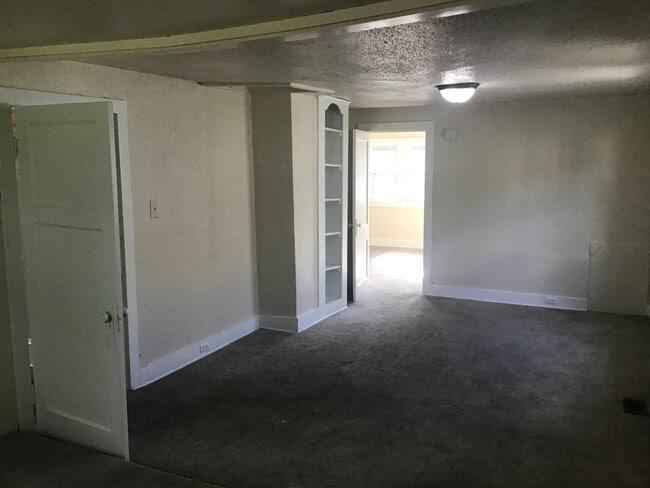 Building Photo - 4 Bedroom Single Family Home
